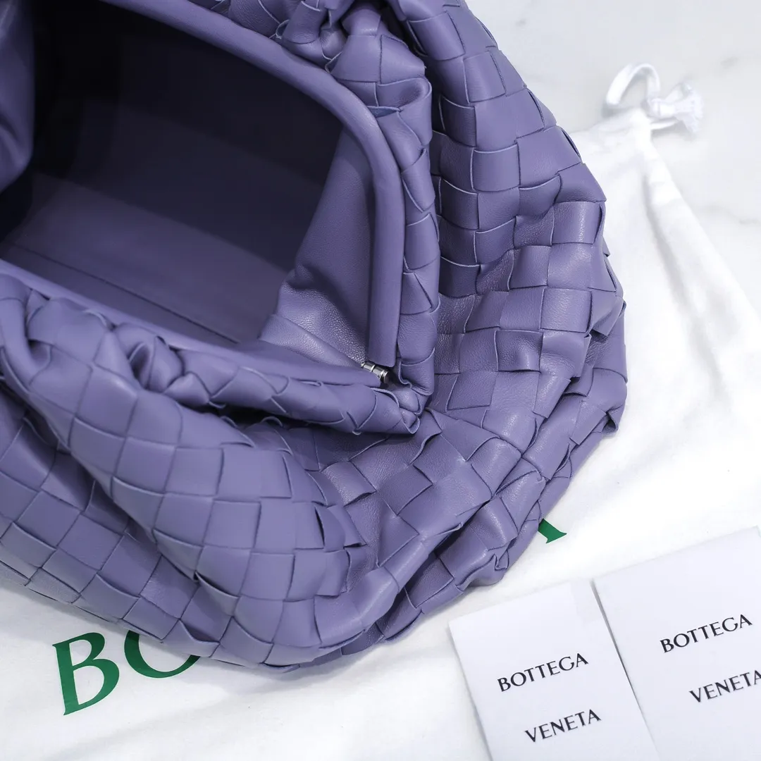 🔥🔥The counterattack of the popular Bottega Veneta started with this series of cloud bags, which went viral in the fashion circle and started a craze! Out of stock, out of stock, out of stock... One piece is hard to find, super hard to buy, regardless of age, season, or occasion. Very classy. Really, if you carry this on the road, it will turn heads! This is also the reason why this series is so expensive. Large size: 38*20*8.5cm [Big Cloud Weave] Burgundy
